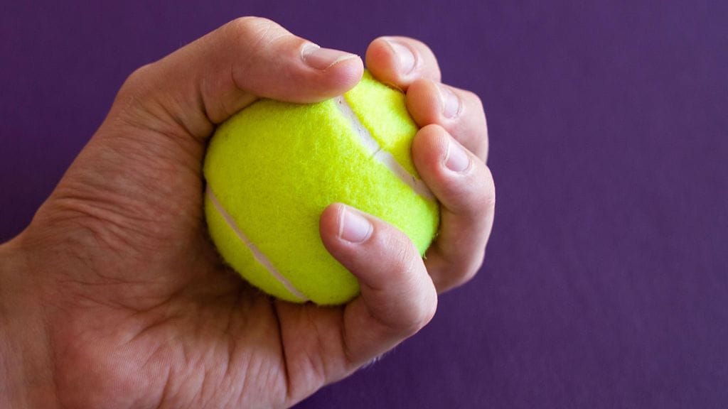 Testaa puristusvoimasi tennispallolla.