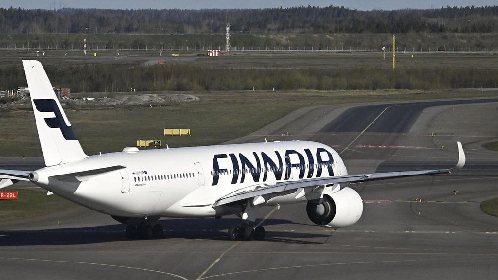 Kuvassa lentoyhtiö Finnairin Airbus A350-900 -lentokone Helsinki-Vantaan lentokentällä maanantaina.