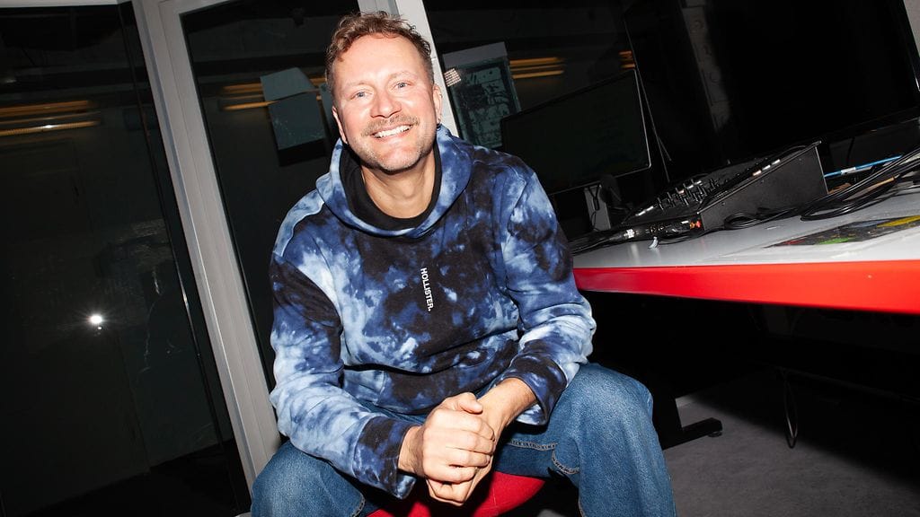 Euroviisujen suomenkielinen selostaja Mikko Silvennoinen on Suomen Tanssii Tähtien Kanssa -ohjelman ensimmäinen miestähtioppilas, joka kilpailee miestähtiopettajan kanssa.