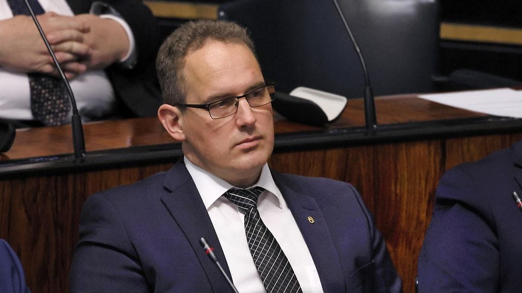 Jani Mäkelän mukaan ministeri Kaisa Juuson toiminta ei ole muutoksen syynä, vaan ryhmäkansliamalliin siirtyminen on aloitettu jo aiemmin.