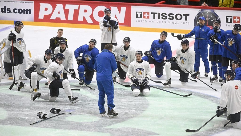 Suomen joukkue jäällä torstaina Globenissa.