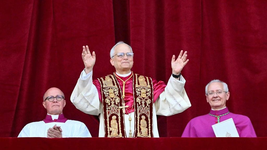 Uusi paavi Leo tervehti kansaa ensi kertaa Vatikaanissa torstaina 8. toukokuuta. Yleisön joukossa oli esimerkiksi muuan Harry Styles.