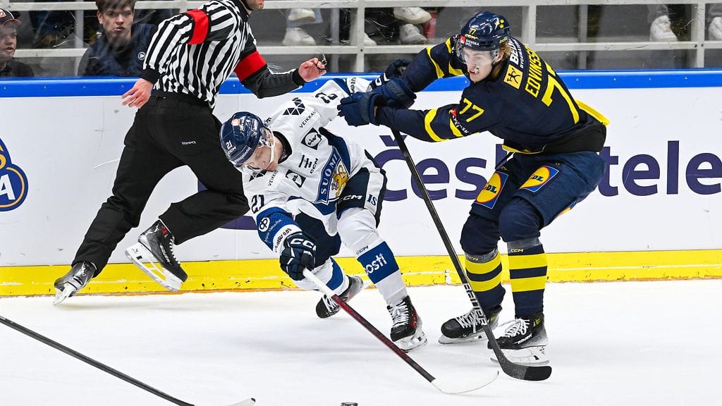 Simon Edvinsson (oik.) sivalsi Leijonia maanantaisen huippupelin alla.