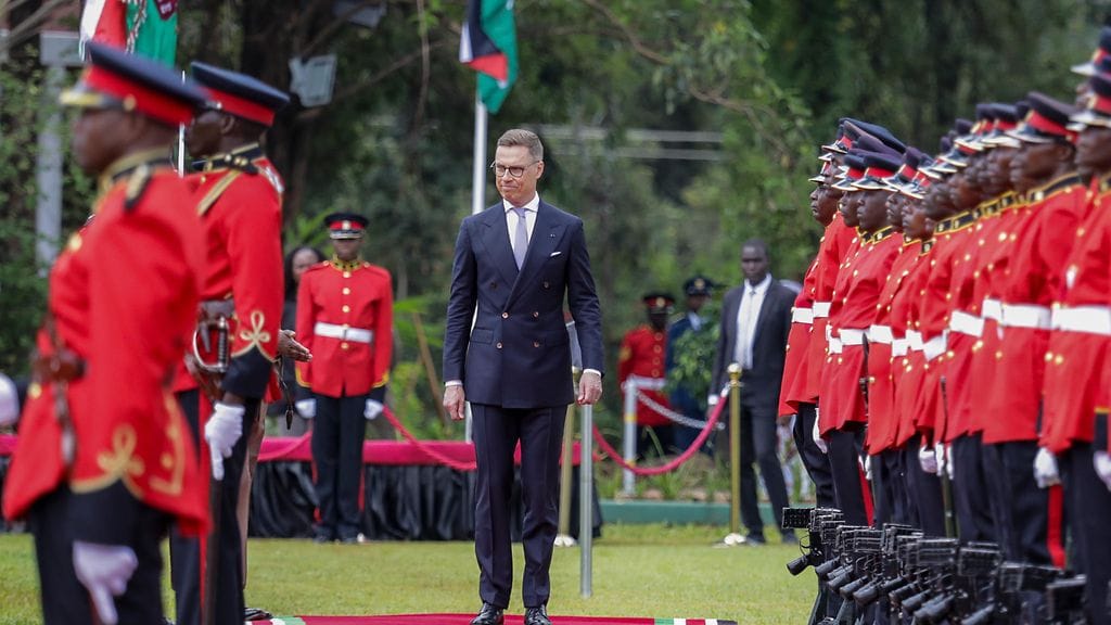 Stubb tarkastaa Kenian puolustusvoimien asettaman kunniavartioston saapuessaan Kenian valtiosaliin Nairobissa 12. toukokuuta 2025.