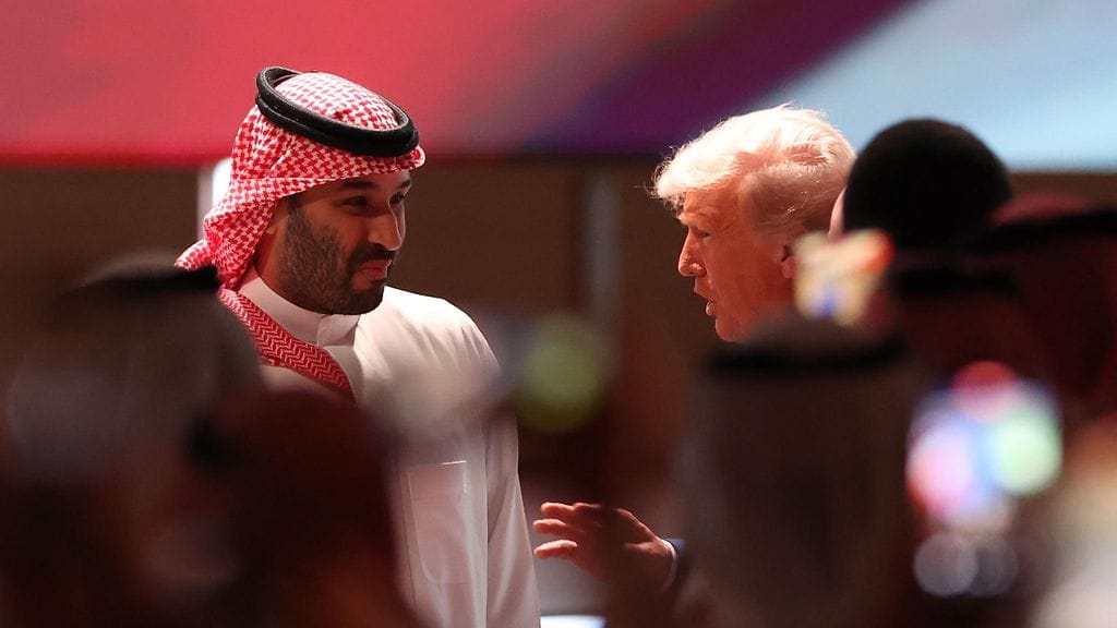 Saudi-Arabian kruununprinssi Mohammed bin Salman bin Abdulaziz Al Saud ja Yhdysvaltain presidentti Donald Trump Saudi-Arabian Riadissa 13. toukokuuta 2025.