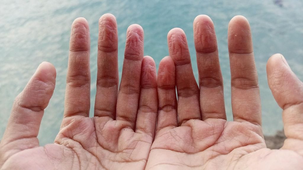 Sormet rypistyvät vedessä aina samalla tavalla.