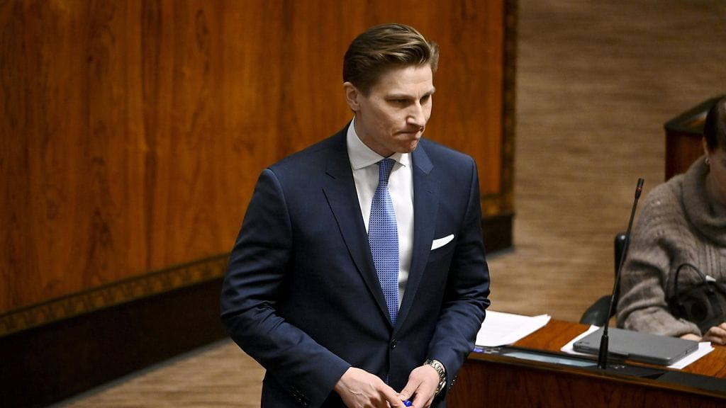 Puolustusministeri Antti Häkkänen (kok.) torppasi kaksi hämärää kiinteistökauppaa ministeriön selvityksen jälkeen.