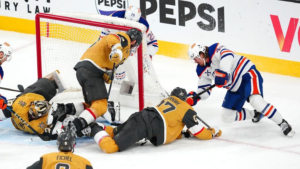 Kasperi Kapanen pusersi kiekon maaliviivan yli ensimmäisessä jatkoerässä.