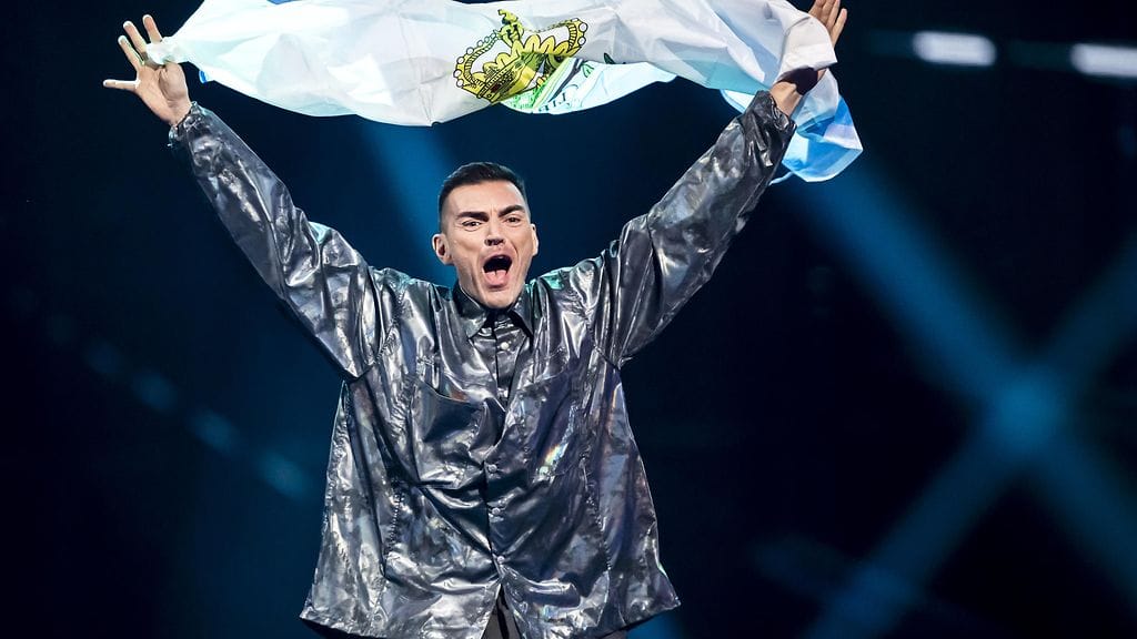 Euroviisujen kenraaliharjoituksessa Gabry Pontella oli yllään eri asu kuin finaalissa lavalle astellessaan.