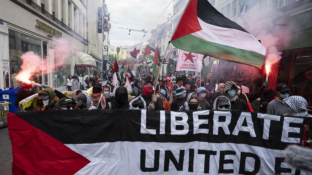 Palestiinaa tukevat mielenosoittajat ja mellakkapoliisi ovat ottaneet yhteen Sveitsin Baselissa.