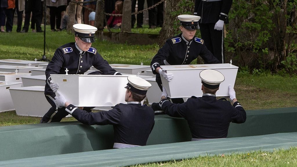 Lappeenrannassa järjestetään tänään kaatuneitten muistopäivänä sankarihautajaiset. Kuva toukokuulta 2023, jolloin Lappeenrannassa järjestettiin 48 tunnistamattoman suomalaisen sotilaan sankarihautajaiset.