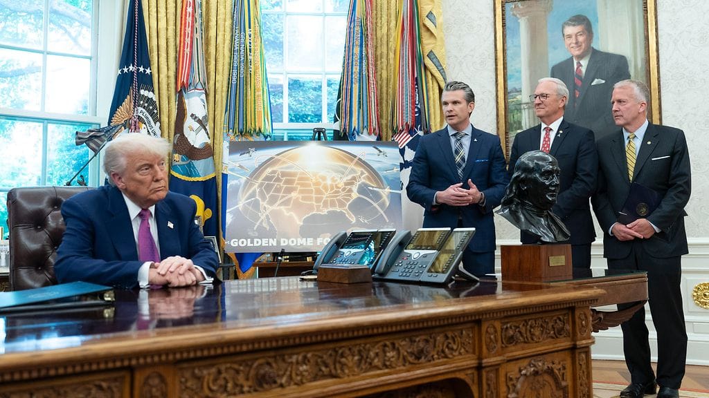 Trump ilmoitti Kultakupoli -ohjuspuolustusjärjestelmän etenemisestä Valkoisessa talossa tiistaina. Kuvassa myös Yhdysvaltain puolustusministeri Pete Hegseth, senaattori Kevin Cramer ja senaattori Dan Sullivan.