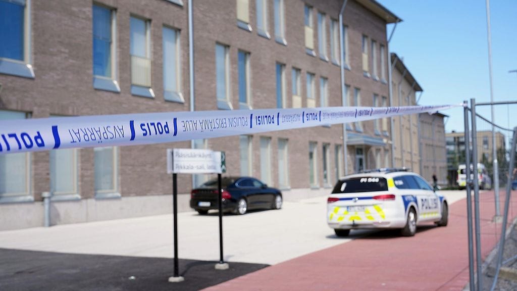 Kuvassa poliiseja Vähäjärven koulun pihalla Pirkkalassa.