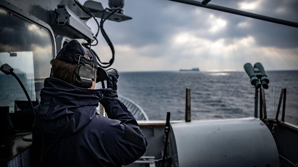 Ruotsin laivaston aluksen komentosillalta tarkastellaan horisontissa näkyvää alusta. Arkistokuva.