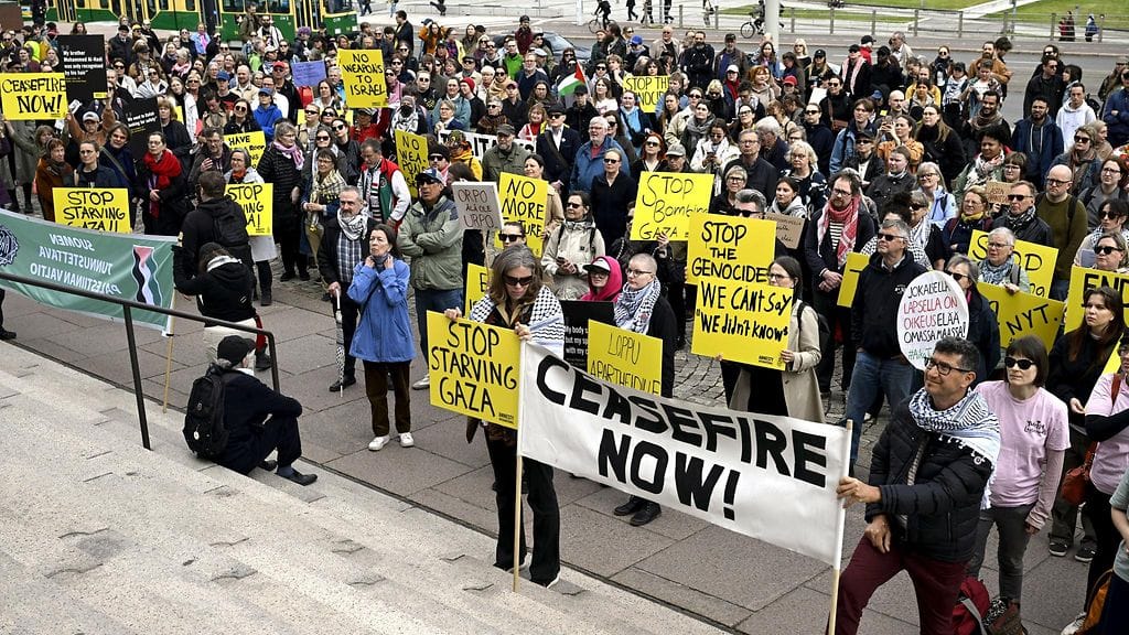 LK 22.5.2025 Kuvaus: LKS 20250522 Mielenosoittajat vaativat Suomea puuttumaan Israelin toimiin Gazassa Amnesty Internationalin Suomen osaston järjestämässä mielenosoituksessa Eduskuntatalon edessä Helsingissä 22. toukokuuta 2025..