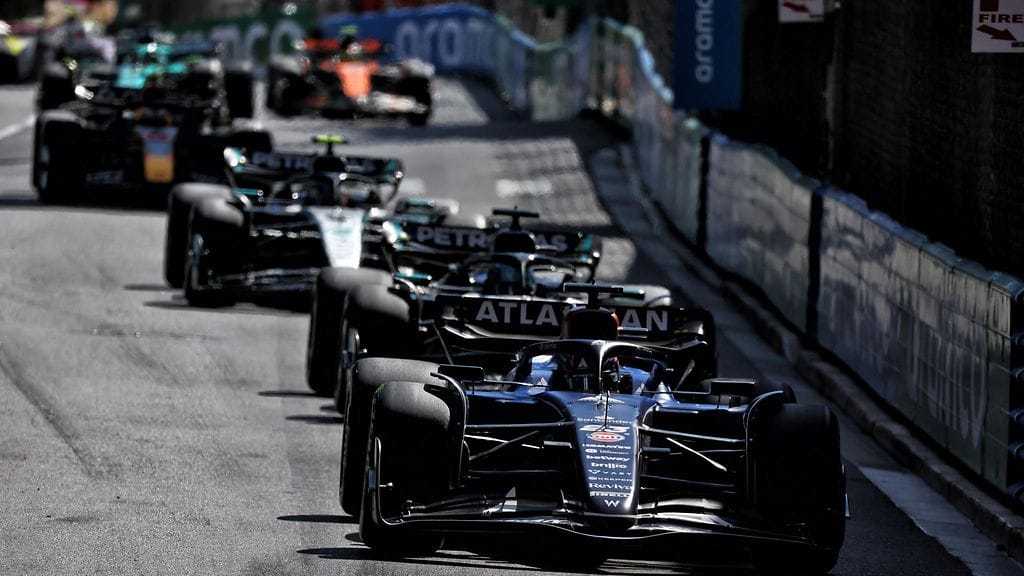 Alexander Albon onnistui hidastamaan letkan menoa, jolloin Carlos Sainz sai tehtyä pakollisen varikkokäyntinsä.