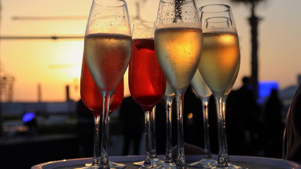 Kristillisdemokraatit ei halua, että ulkomaisille yrityksille sallittaisiin vahvojen alkoholijuomien etämyynti Suomeen, kun taas suomalaiset toimijat voisivat myydä vain enintään kahdeksanprosenttisia juomia.