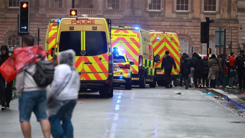 Auto törmäsi ihmisjoukkoon Liverpoolissa 26.5.2025.