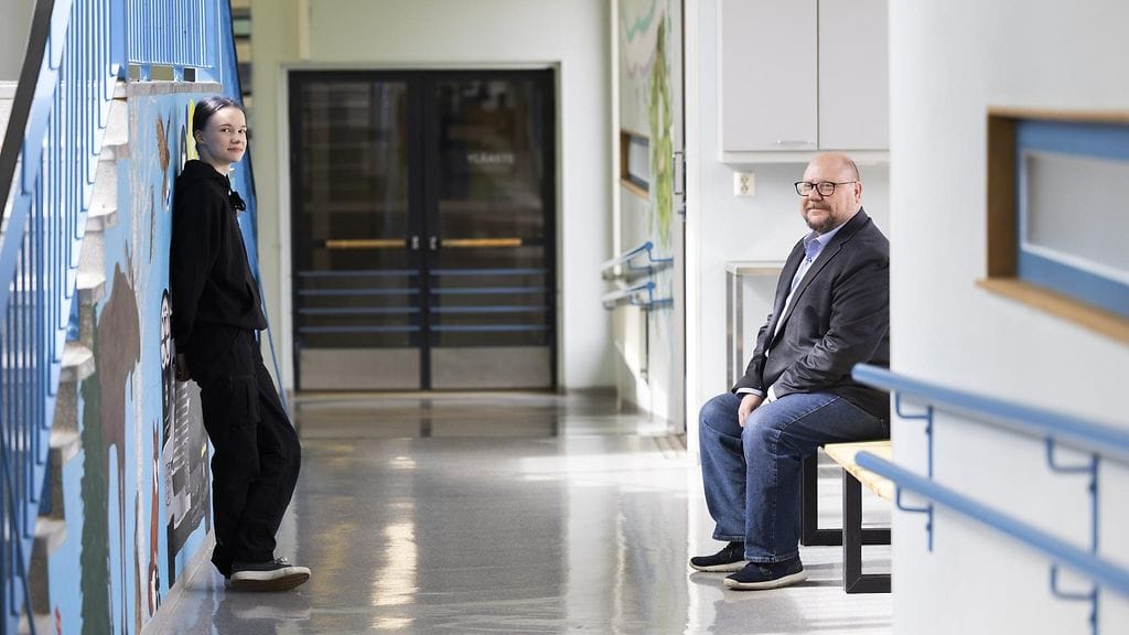 Tuusniemen lukion rehtori Janne Karttunen (oik.) ja tämän kevään ylioppilas Moona Rautiainen koulun käytävällä Tuusniemellä.