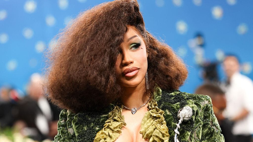 Cardi B hempeilee NFL-tähden kanssa.