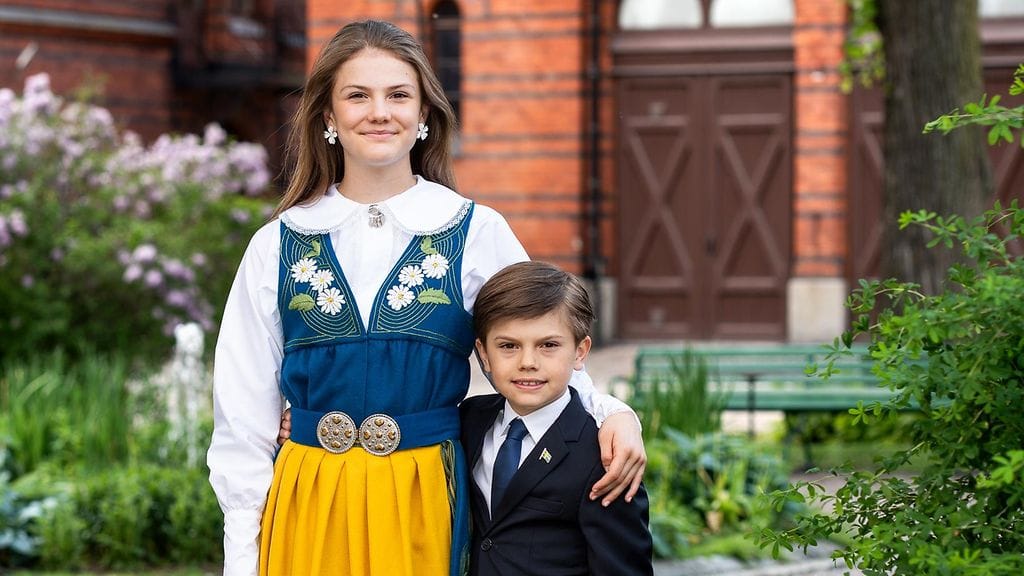 Prinsessa Estelle, 13, ja prinssi Oscar, 9, ihastuttavat Ruotsin kansallispäivän kunniaksi otetuissa virallisissa kuvissa.
