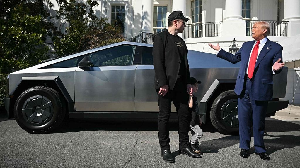 LK 6.6.2025 Yhdysvaltain presidentti Donald Trump ja Teslan toimitusjohtaja Elon Musk puhuvat lehdistölle seisoessaan Tesla Cybertruckin vieressä Valkoisen talon eteläisellä portaikolla 11. maaliskuuta 2025 Washingtonissa.