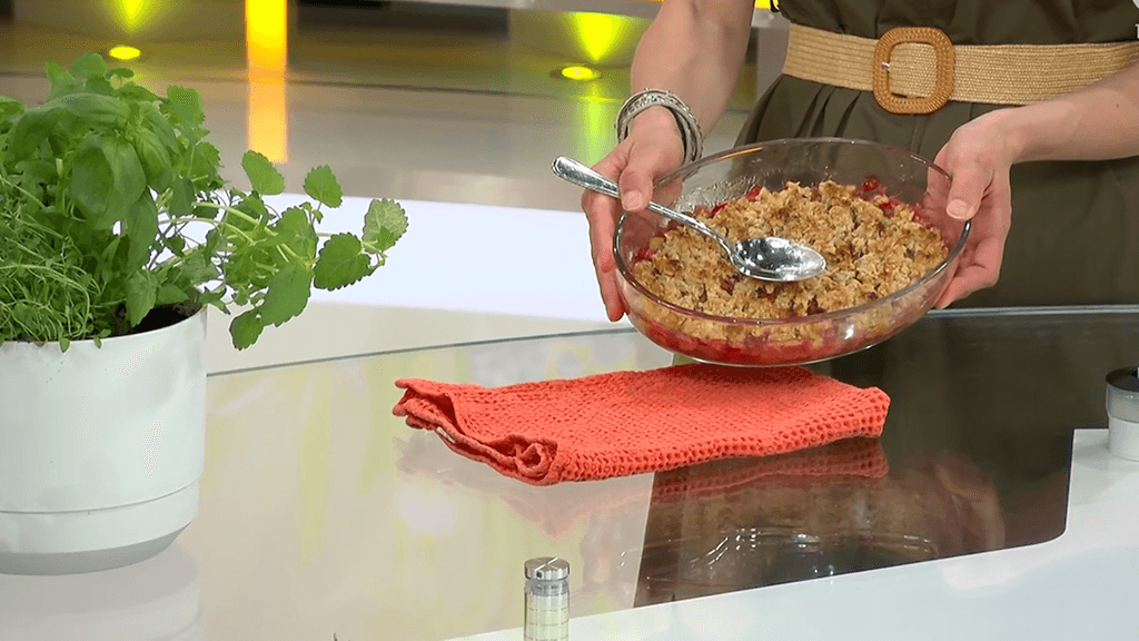 Raparperi-kaurapaistos valmistuu käden käänteessä.