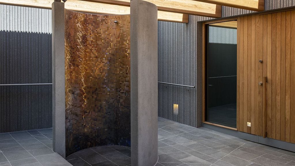 Taidesaunan ulkosuihku