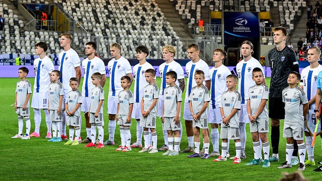 Pikkuhuuhkajat pelaa EM-kisojen avausottelunsa surunauhoissa.