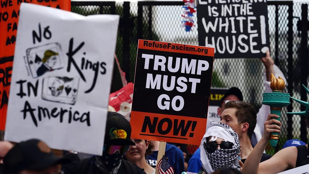 AOP mielenosoitus trump