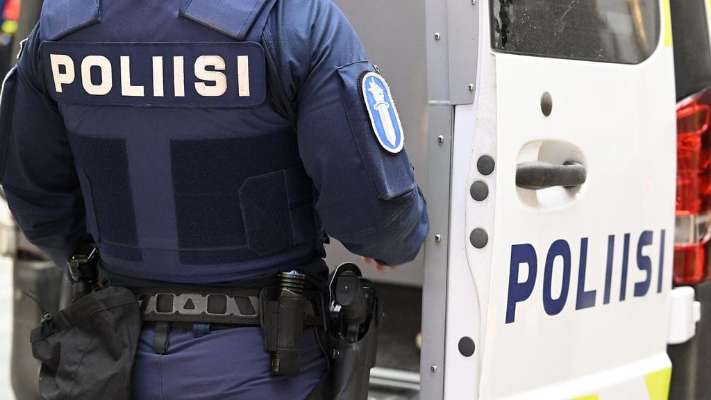 Poliisimies päästi väkivallasta epäillyn vapaaksi partikaverinsa hämmästykseksi. Oikeus tuomitsi sakkoihin. Kuvituskuva.