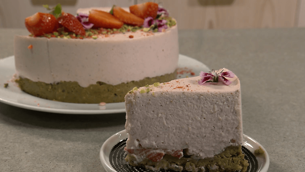 Kesän trendikkäimpään mansikka-pistaasijuustokakkuun on haettu ideaa Dubai-suklaasta.