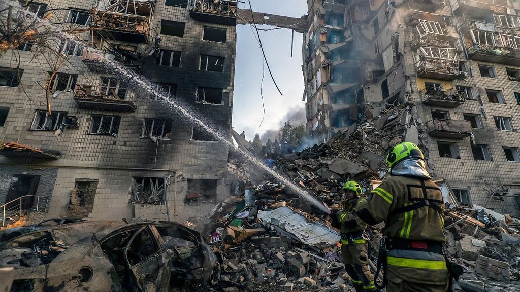 Pelastustyöntekijät paikalla, johon venäläinen ballistinen ohjus osui asuinkerrostaloon Kiovassa, Ukrainassa, 17. kesäkuuta 2025.