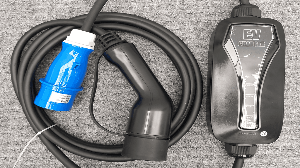 HSO-A-D130-merkkinen sähköauton latauslaite voi antaa sähköiskun. Kuva: Tukes