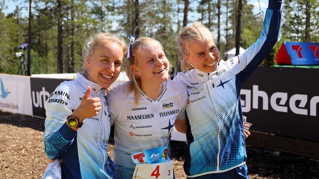 Suomen suunnistusnaiset Amy Nymalm, Lotta Karhola ja Ida Haapala juhlivat kolmatta sijaa.