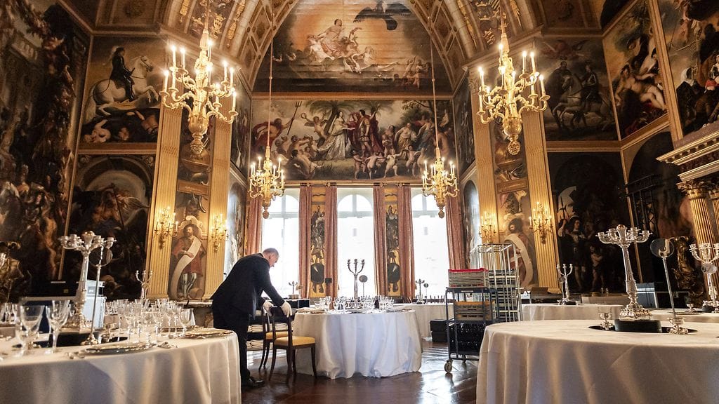 Huis ten Boschin palatsissa on tehty valmisteluja Nato-illallista varten.