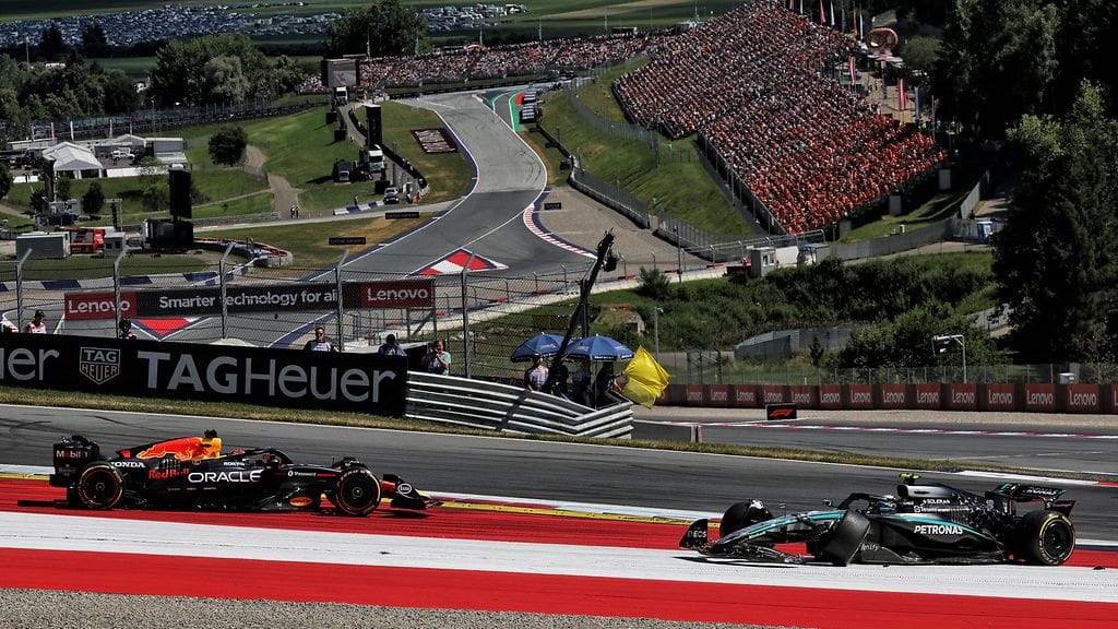 Mercedeksen Andrea Kimi Antonelli (kuvassa oikealla) osui yhteen Red Bullin Max Verstappenin (vasemmalla) kanssa.