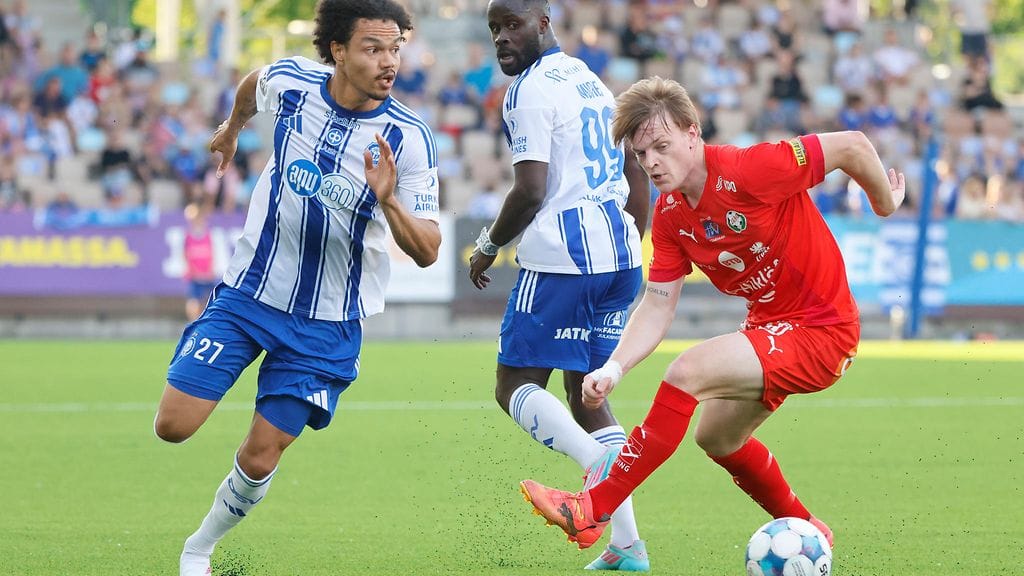 HJK:n Kevin Kouassavi-Benissan ja Jaron Aron Bjonbäck taistelevat irtopallosta.