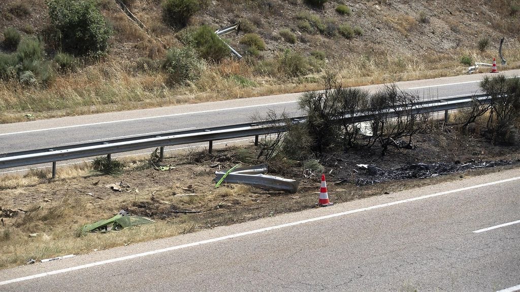 Onnettomuuspaikalla on merkkejä autopalosta.