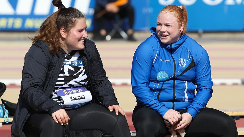 Silja Kosonen (vasemmalla) ja Krista Tervo (oikealla) järjestivät moukarinäytöksen Kaustisissa.