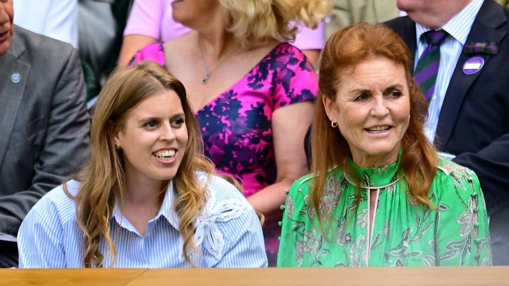 Sarah Ferguson seurasi Wimbledonin tennisturnausta tyttärensä prinsessa Beatricen kanssa.