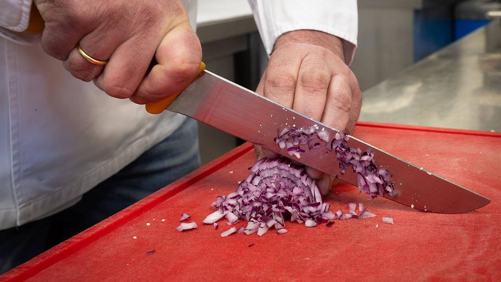 Keittiössä käytettiin syömäkelvotonta maalia ruoan koristeluun. Kuvituskuva.