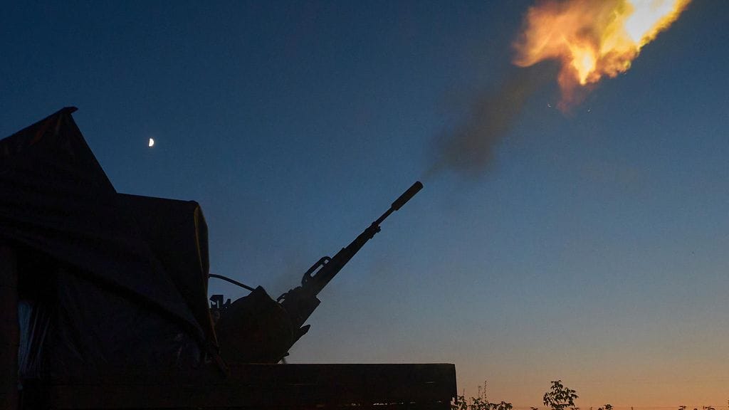 Venäjä teki Ukrainaan sodan suurimman lennokki-iskun. Kuvituskuvassa ukrainalaiset lennokkitorjuntaryhmän sotilaat ampuvat kohti venäläistä lennokkia 2. heinäkuuta 2025.