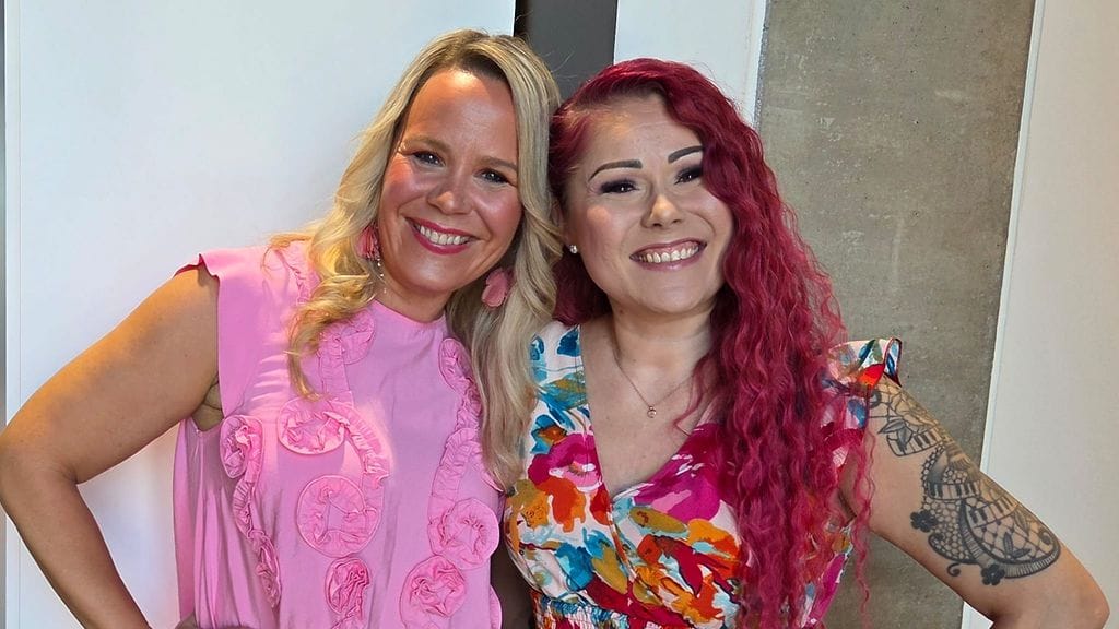 Ensitreffeillä deittiviidakossa -vodcastissa Katri Utulan (vas.) vieraana on Tea Repo, jonka kaksi viimeisintä suhdetta olivat traumaattisia.