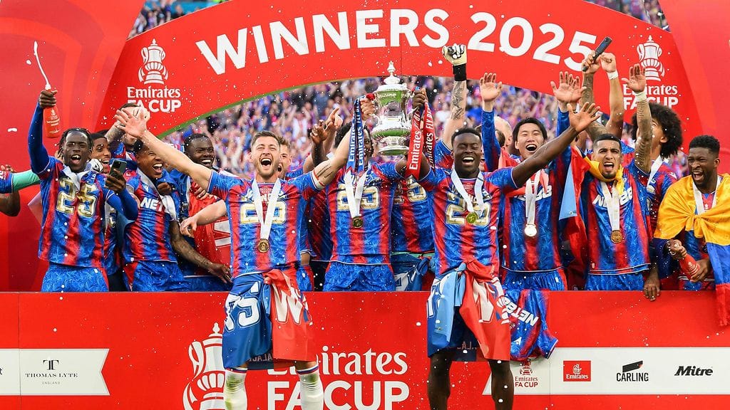 Crystal Palace voitti historiansa ensimmäisen pokaalin, kun se voitti FA Cupin.