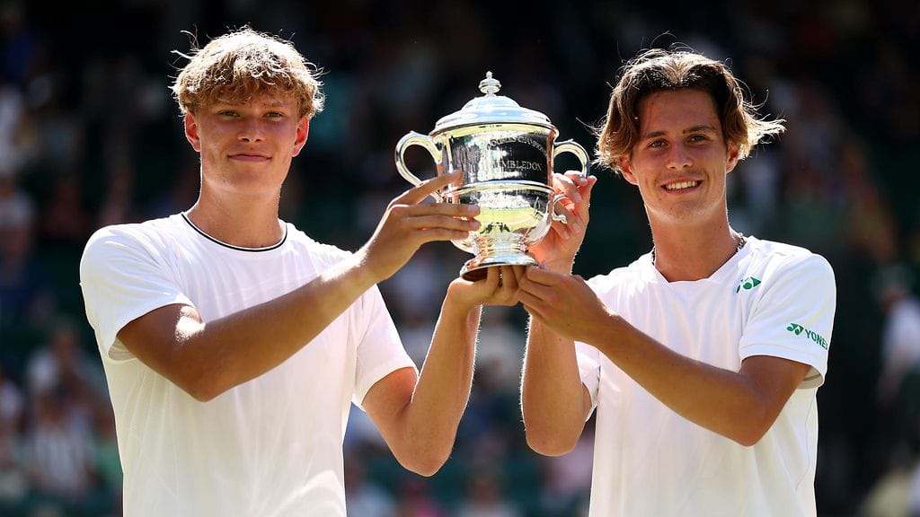 Oskari Paldanius (vas.) ja Alan Wazny ovat tuoreet poikien nelinpelin Wimbledon-mestarit.