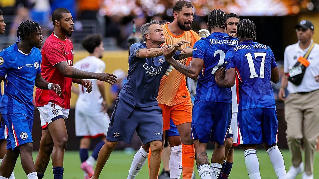 Luis Enrique (kesk.) kävi kuumana ottelun jälkeen.