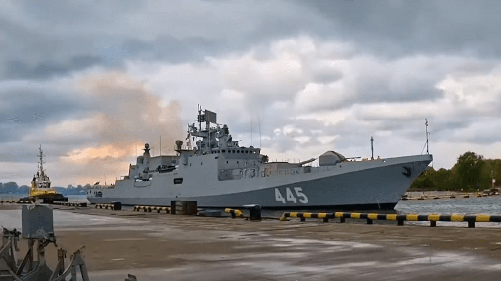 Merivoimien mukaan alus on Intian lipun alla seilaava Tamal-niminen sota-alus (kuvassa).