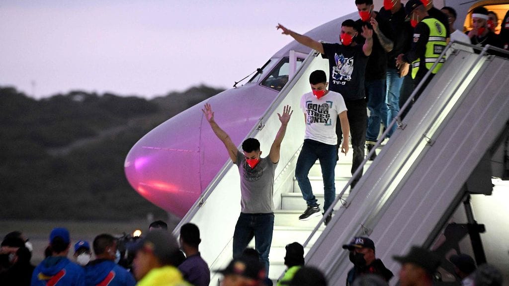 Siirtolaisia poistumassa lentokoneesta Simón Bolívarin kansainvälisellä lentokentällä Maiquetiassa, Venezuelassa 18. heinäkuuta 2025.