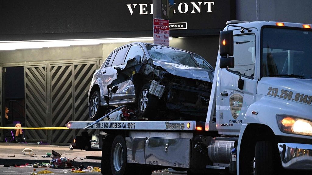 Kuva ajoneuvosta, jolla ajettiin väkijoukkoon Los Angelesissa.